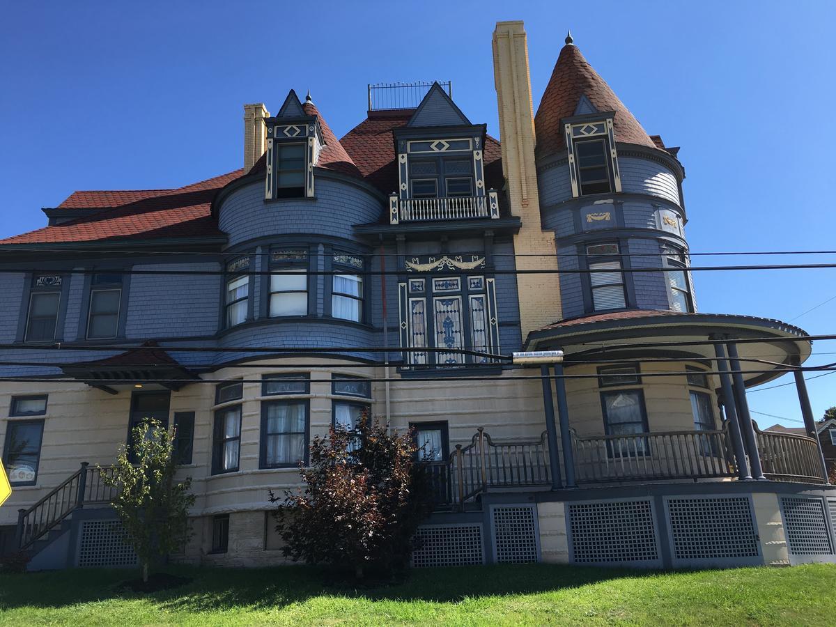 The Levi Deal Mansion Meyersdale Exterior photo